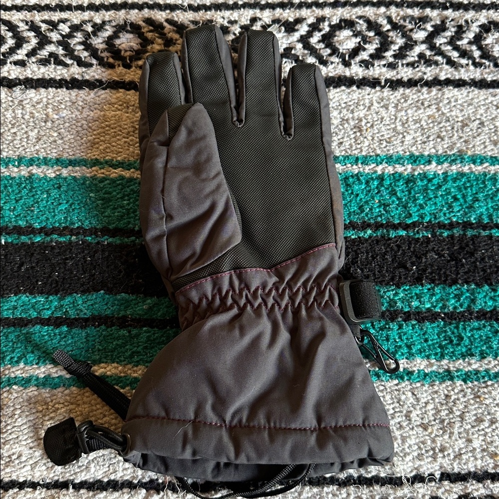 The North Face Girls Hyvent Snow Ski Gloves in Black & Gray - Picture 8 of 12